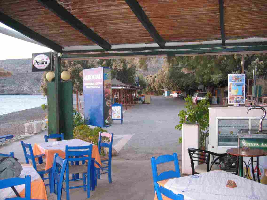 picture of taverns of Kato Zakros on road